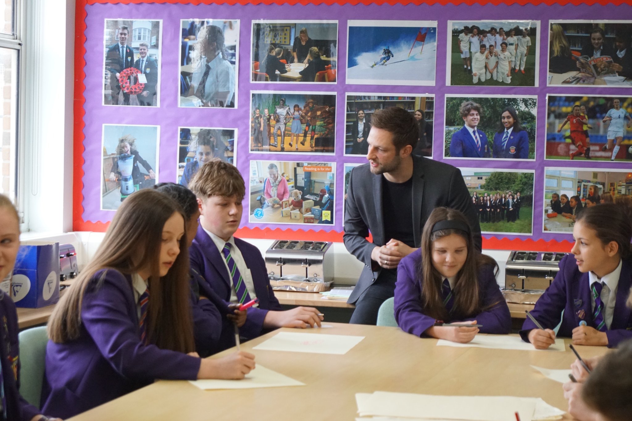Lewis Mason teaches students from Chichester High School Lewis Mason teaches students from Chichester High School